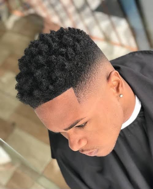 Corte masculino com fade e acabamento profissional na Barbearia Nosso Estilo