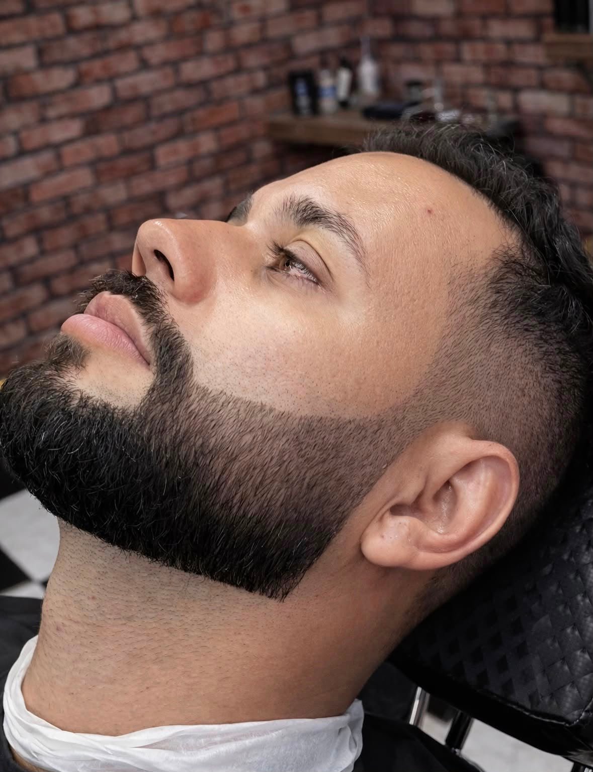 Barba completa alinhada e degradê masculino feito em Vespasiano - MG